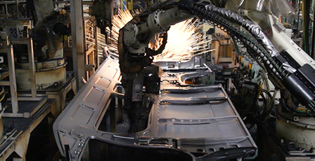 岐阜車体工業のボディー課(溶接)の作業風景