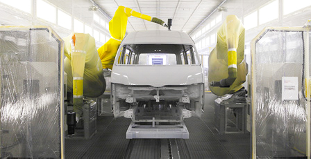 岐阜車体工業の塗装課の作業風景