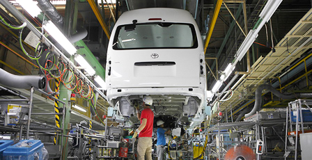 岐阜車体工業の組立課の作業風景